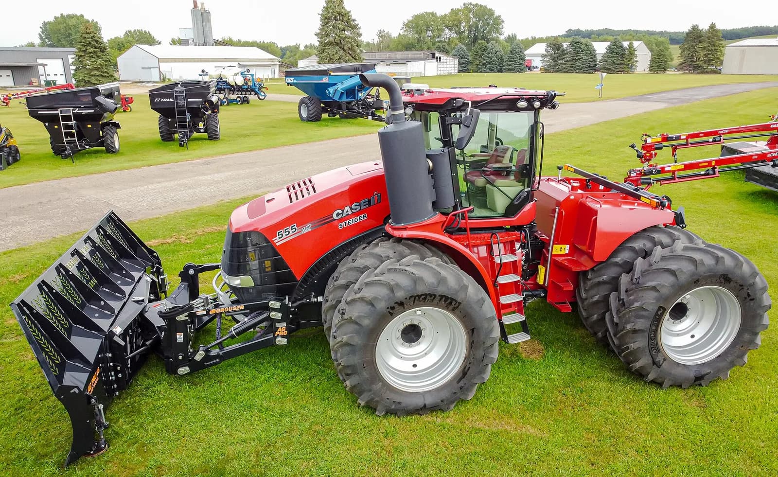 Tractor fitted with earth-moving blades