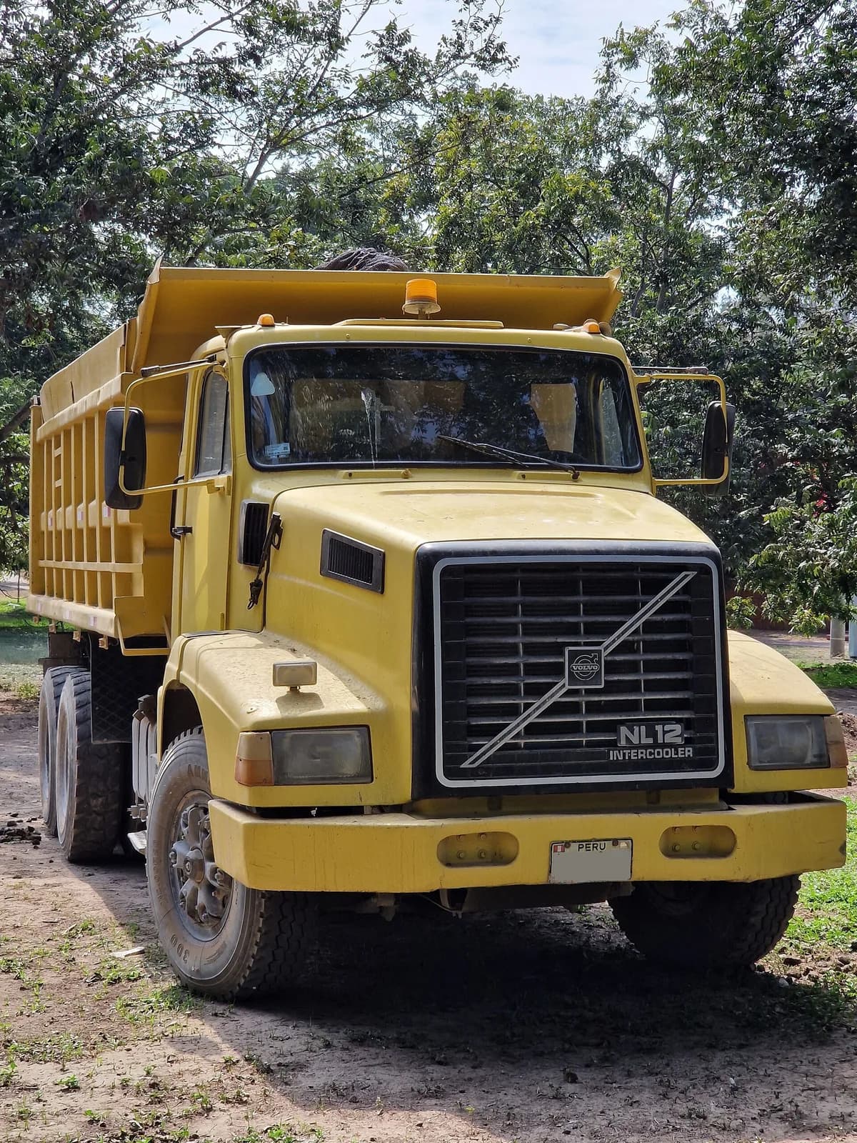 Six-wheel dump truck