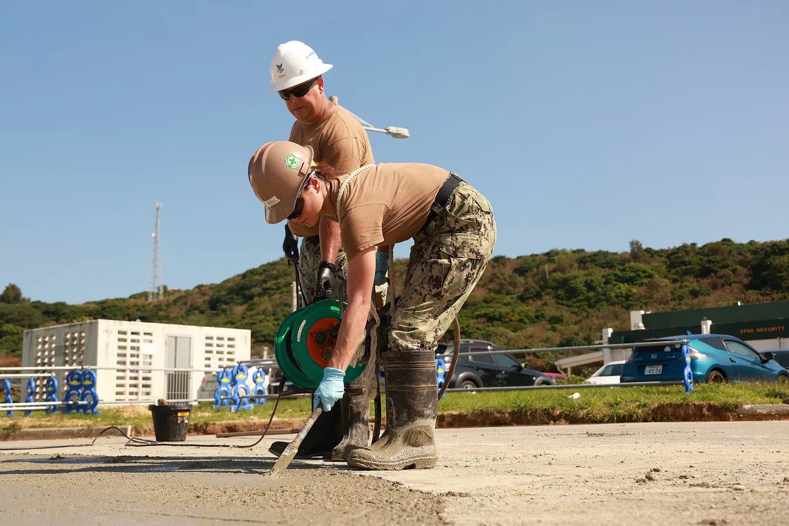 Concrete poker vibrator consolidating a pour