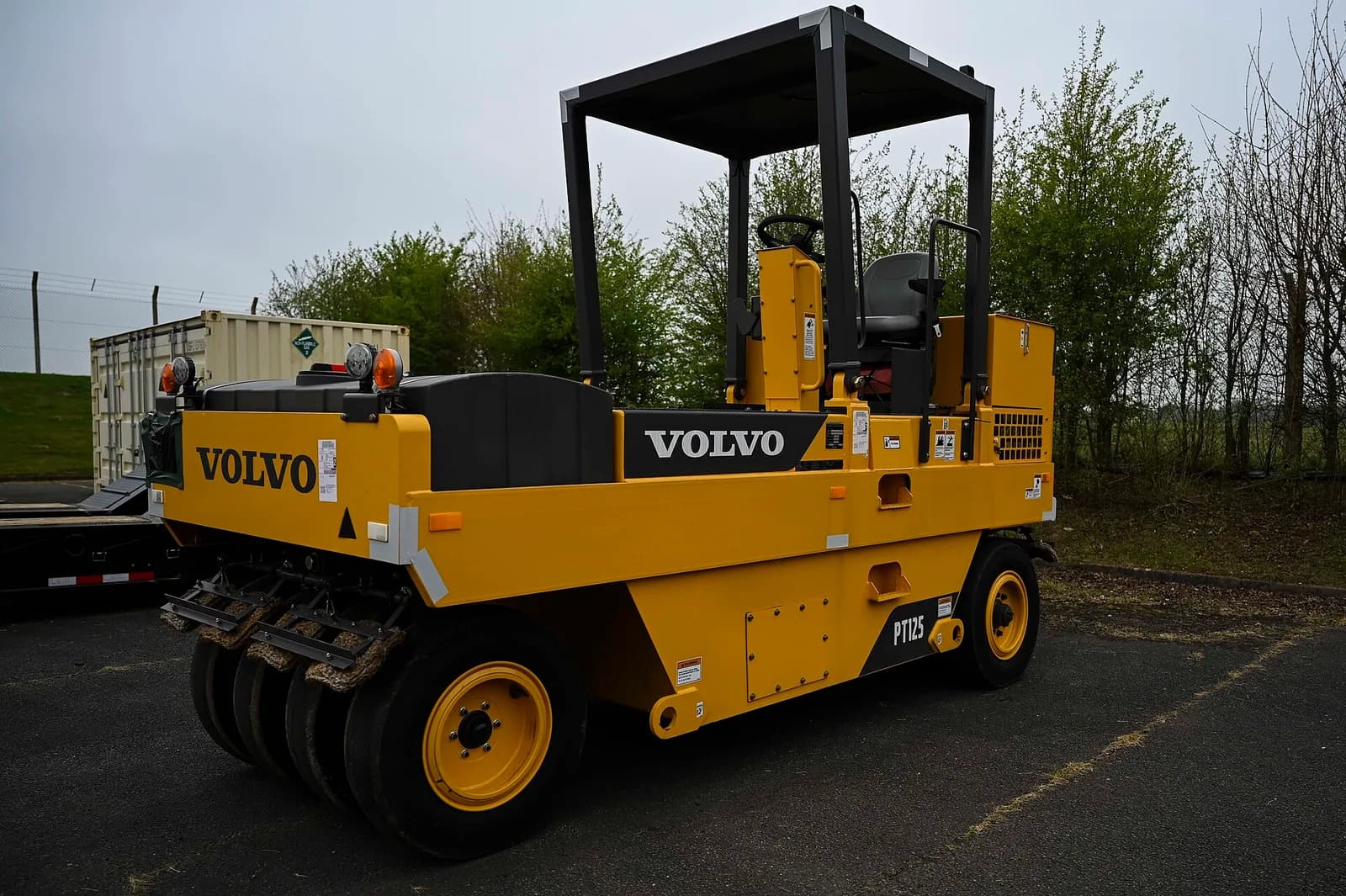 Soil compactor machine