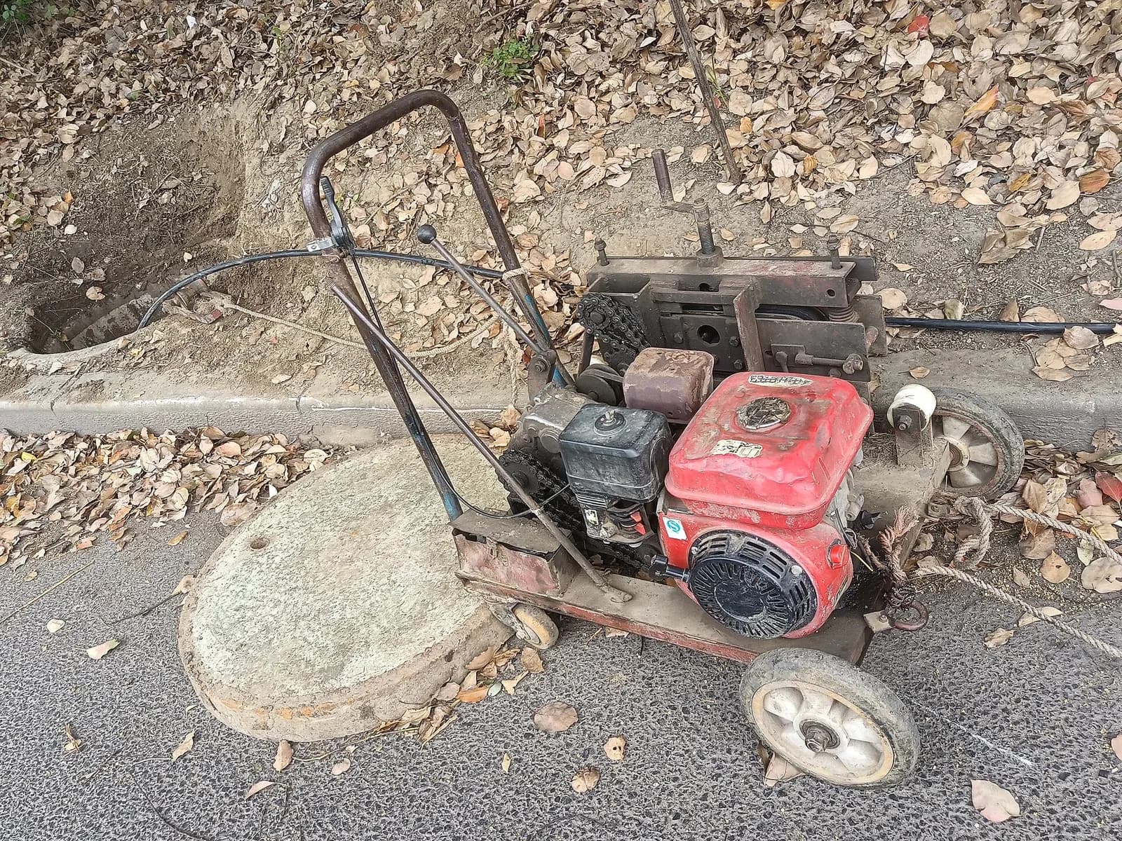 Vibratory plate compactor