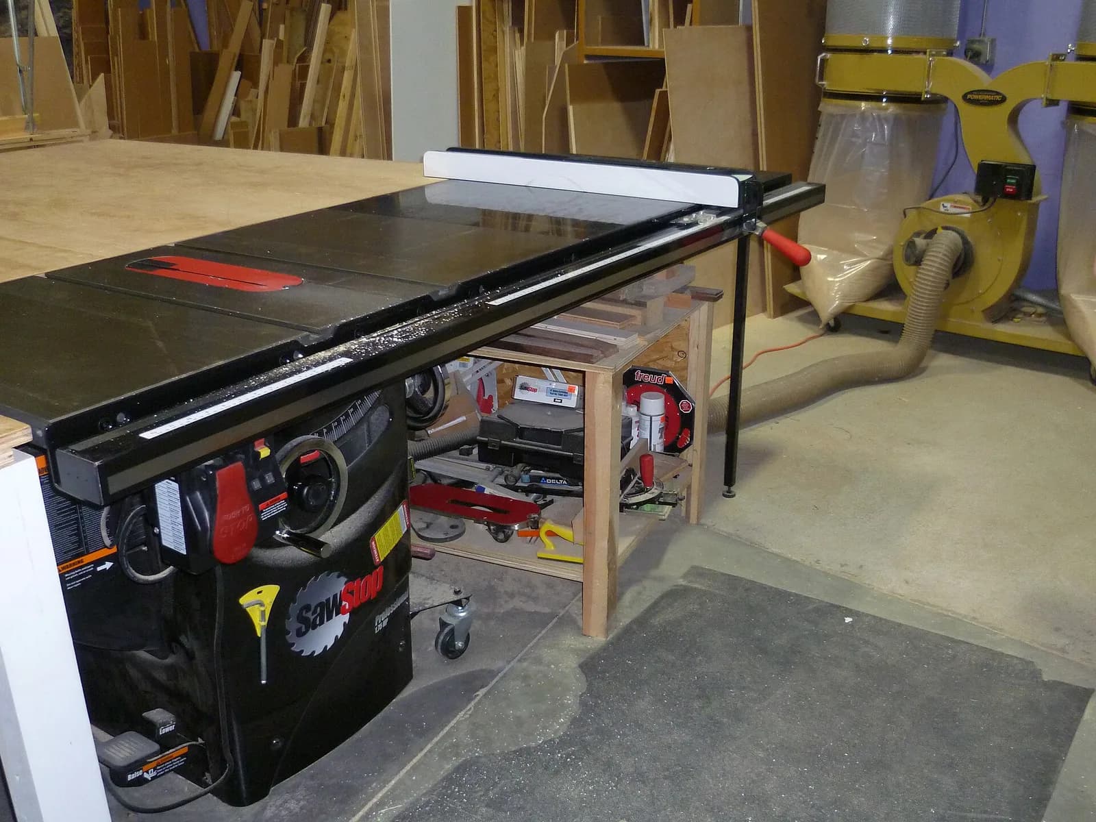 Saw machine cutting timber