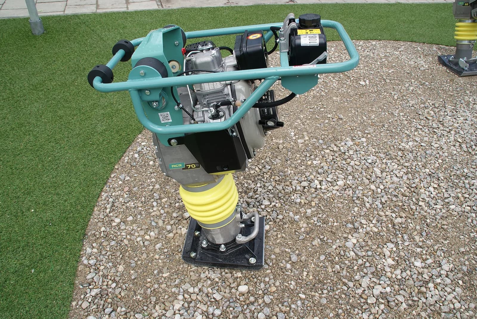 Vibratory rammer machine for earth compaction